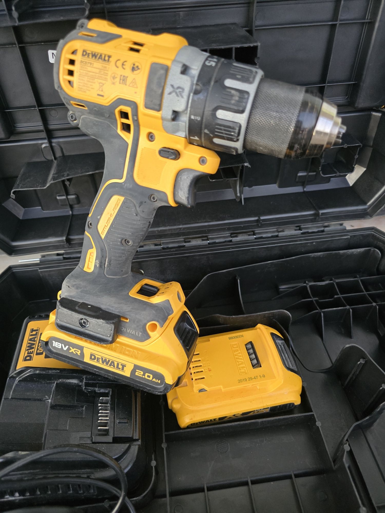 Aparafusadora com mala DeWalt 18V 2.0Ah brushless DCD791D2 com bateria