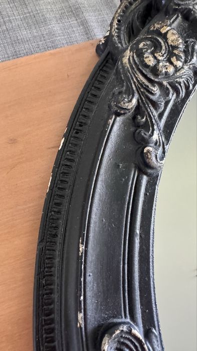 Кругле ретро вінтажне дзеркало в гипсовій рамі.