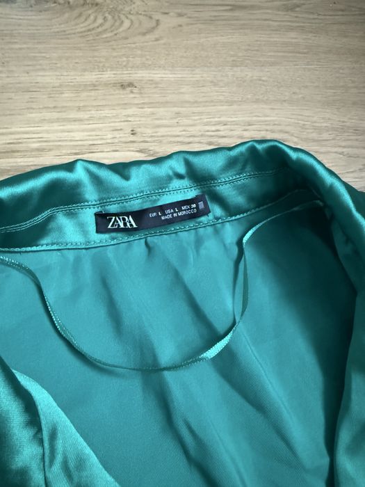 Жіноча атласна міні-сукня zara з пір'ям на манжетах рукавів