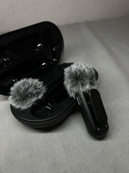 Бездротові петличні мікрофони з зарядним кейсом