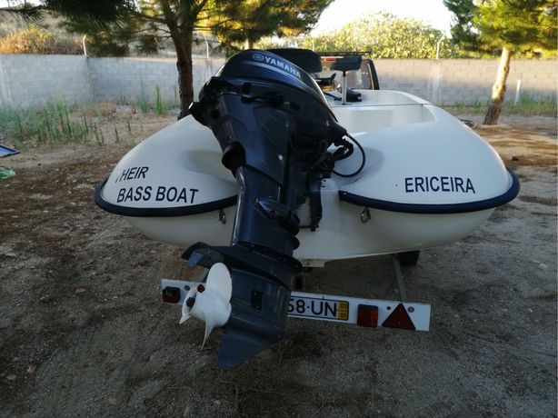Barco de Pesca com motor Yamaha