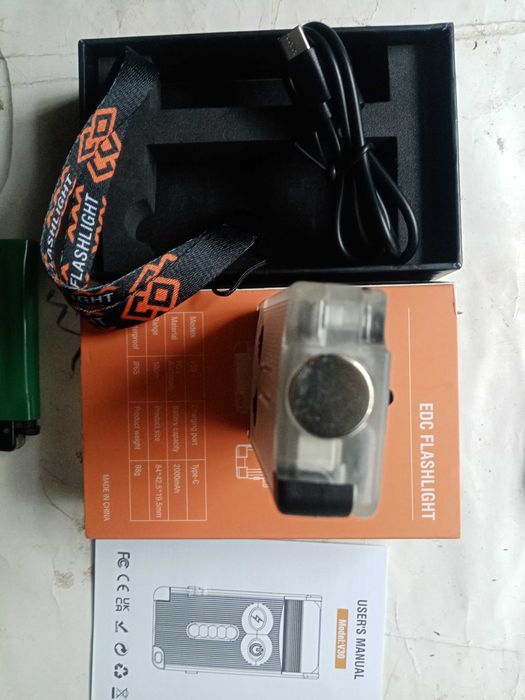 Boruit  V30 фонарь EDC