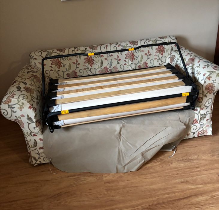 Kanapa z pufą w kwiaty w stylu angielskim rozkladana dwuosobowa