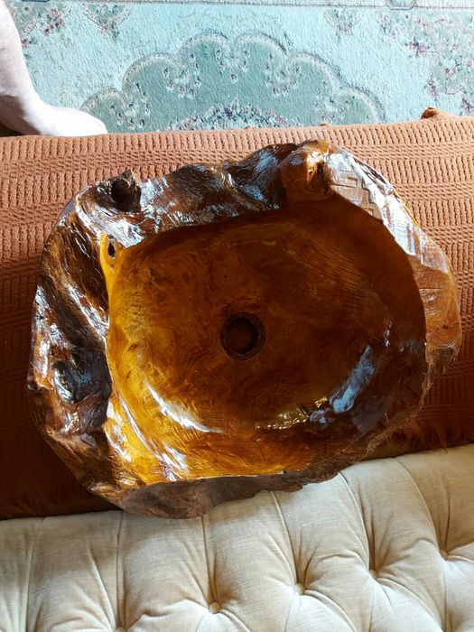 Umywalka (nablatowa)z drzewa tekowego.