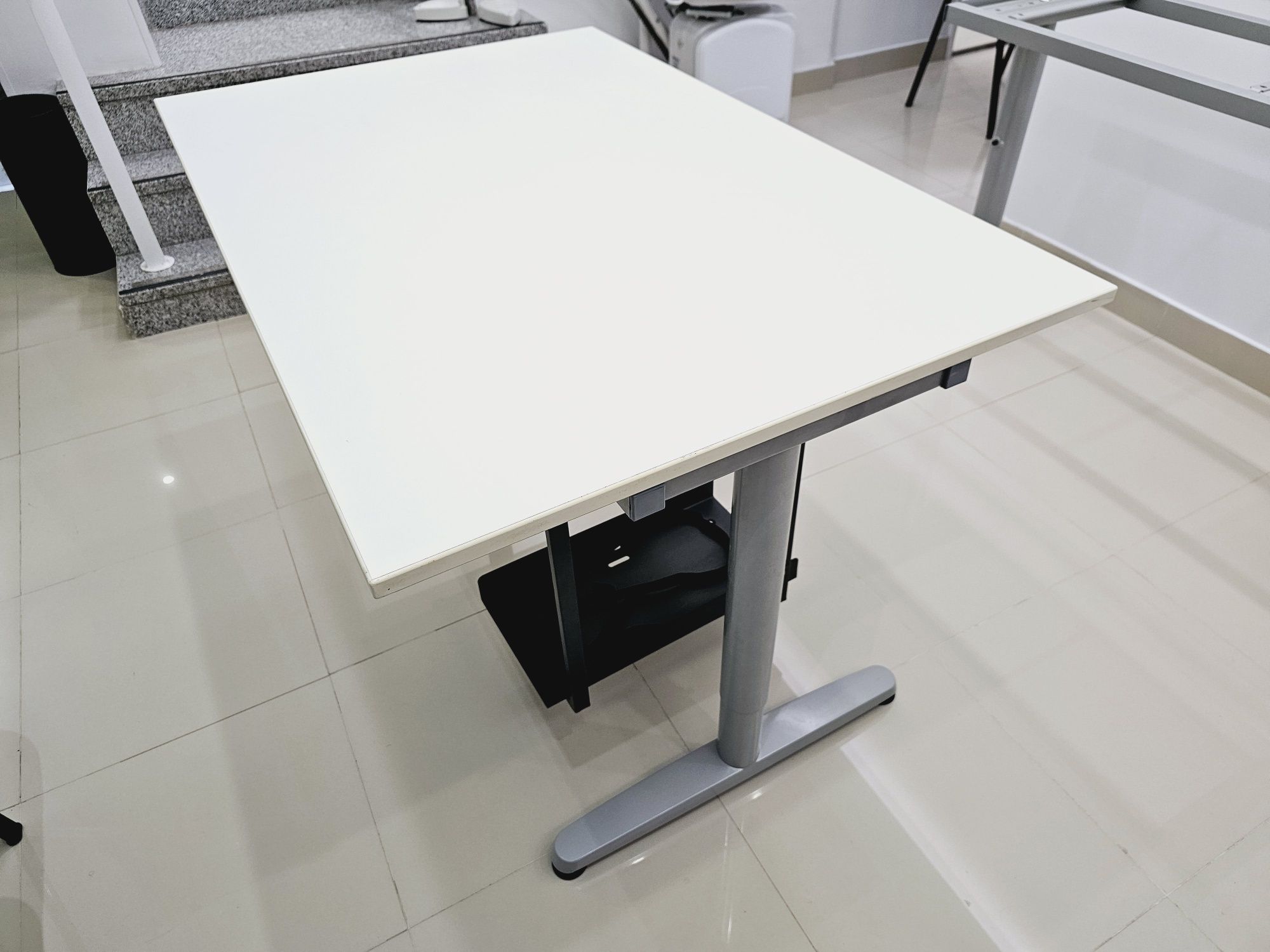 Suporte computador para secretária IKEA