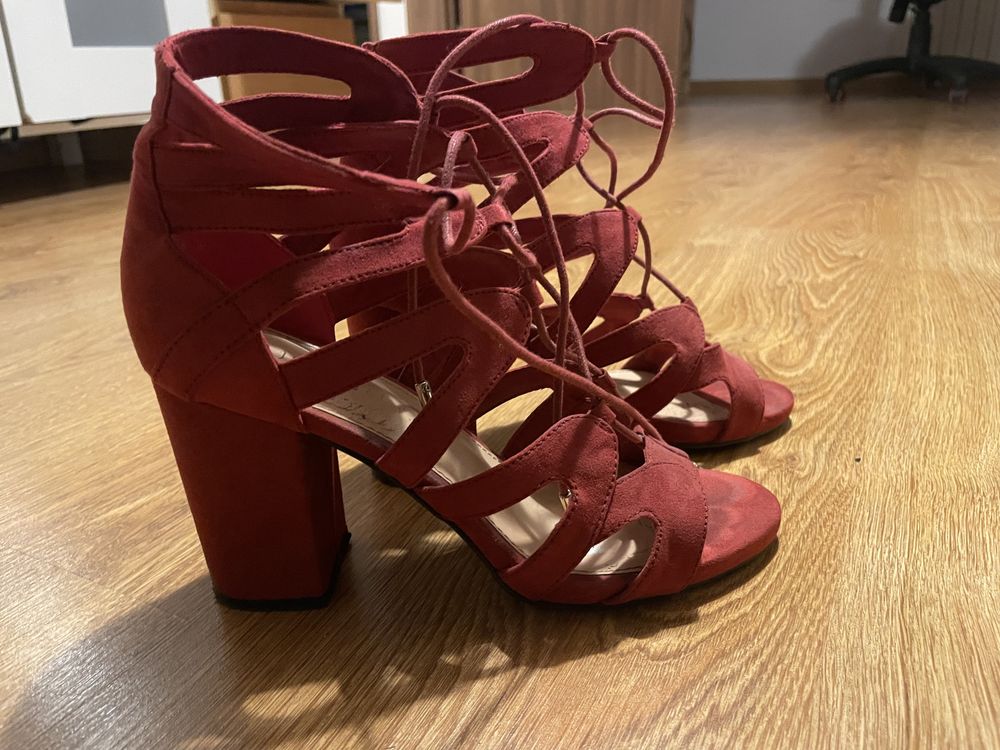 Czerwone sandały wiązane