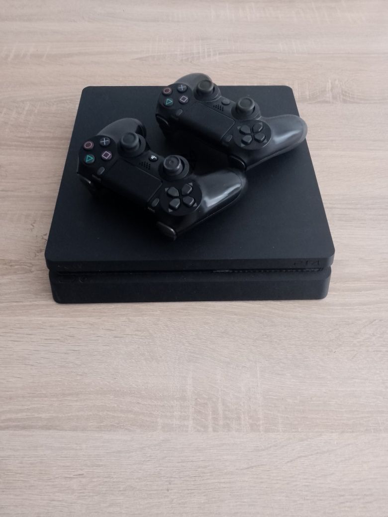 Sprzedam PS4 slim z grami