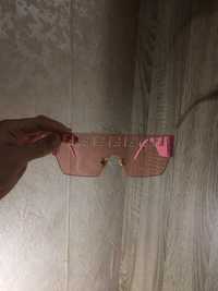 Сонцезахисні окуляри в розовому кольорі