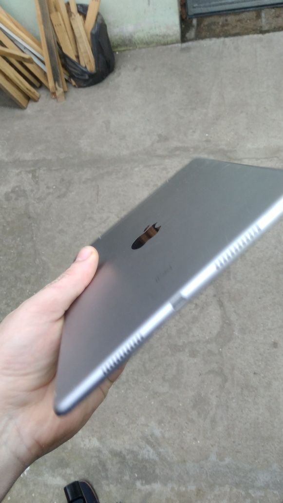 Планшет Apple iPad A-1674 серый