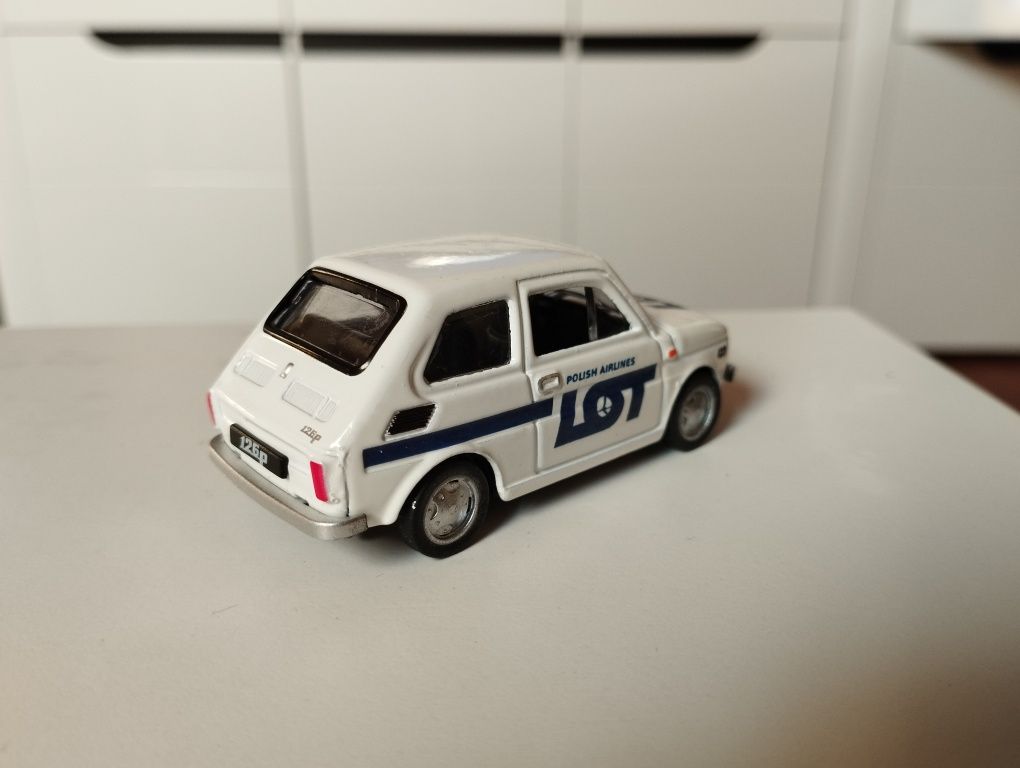 Samochód PRL model Fiat 126p resorak PLL LOT lotniskowy samochód obsłu