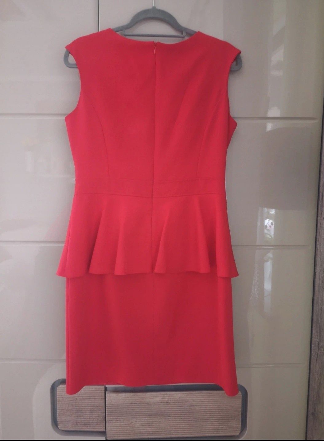 Czerwona sukienka z baskinką. Roz L