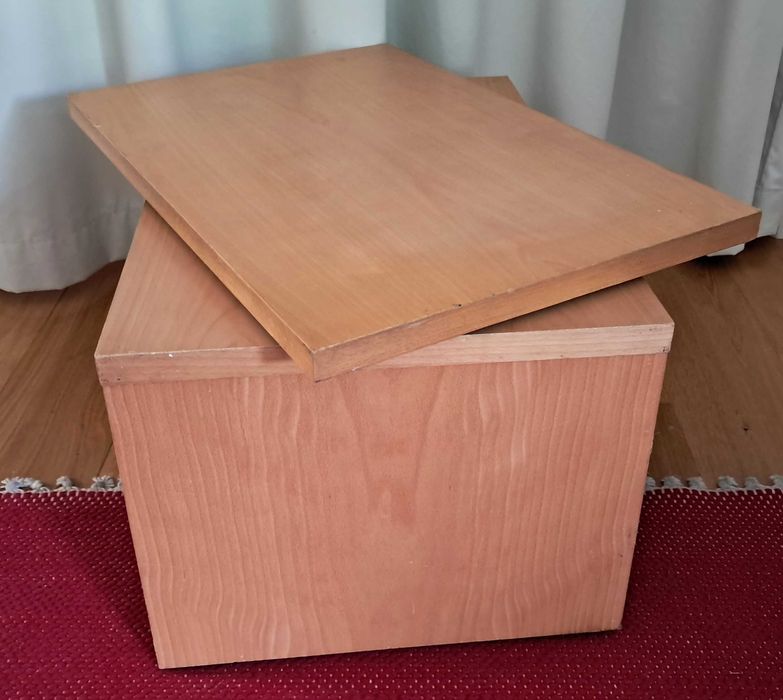 Móvel para TV, de madeira clara, com tampo superior giratório