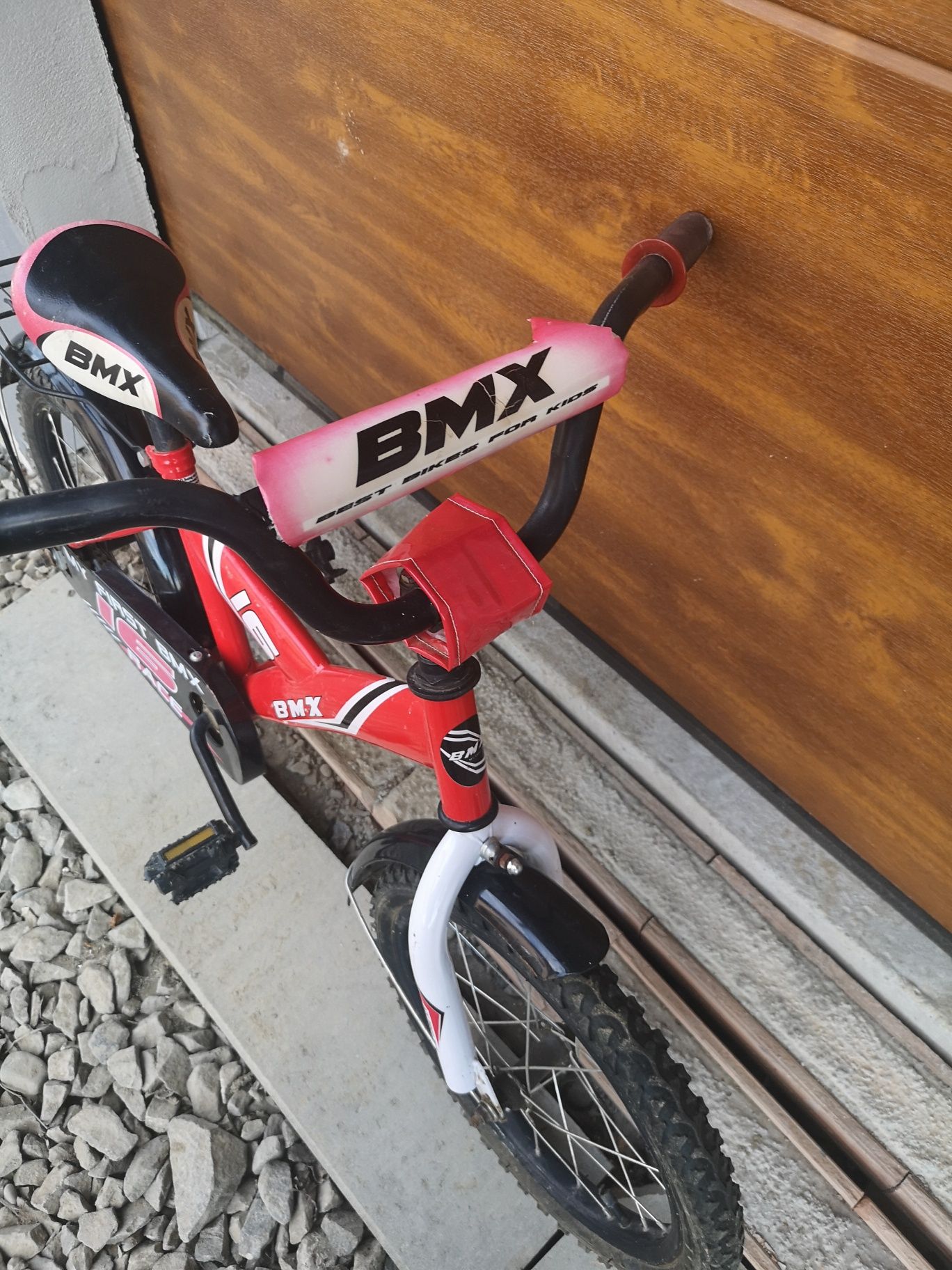 Rower BMX w kolorze czerwonym.