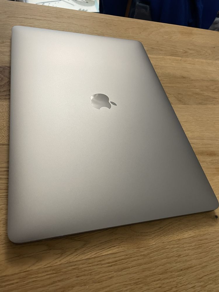 Apple A1707 Macbook PRO 15,4 stan bdb 2017 rok  512 GB