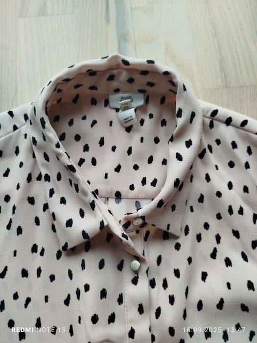 Przepiękna pudroworóżowa sukienka plamki groszki koszulowa z kołnierze