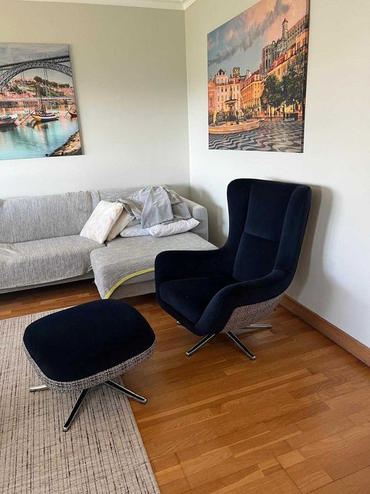 Cadeira de braços e banco de pés