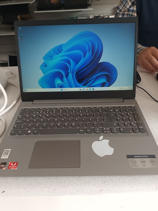 Portatil Lenovo 81UT ryzen 5 3500U 8Gb 512gb win 11