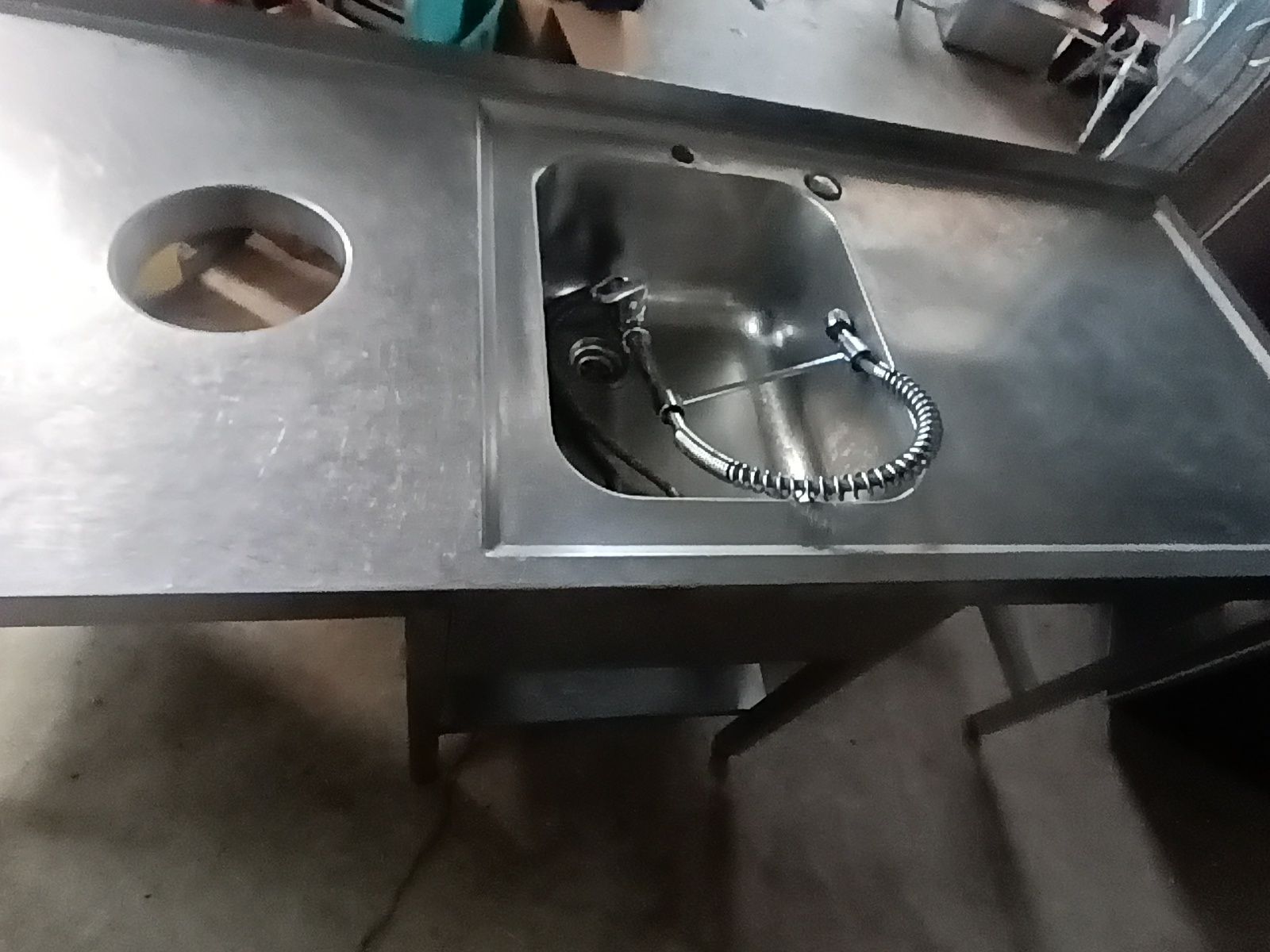 Bancada inox com pio grande e torneira