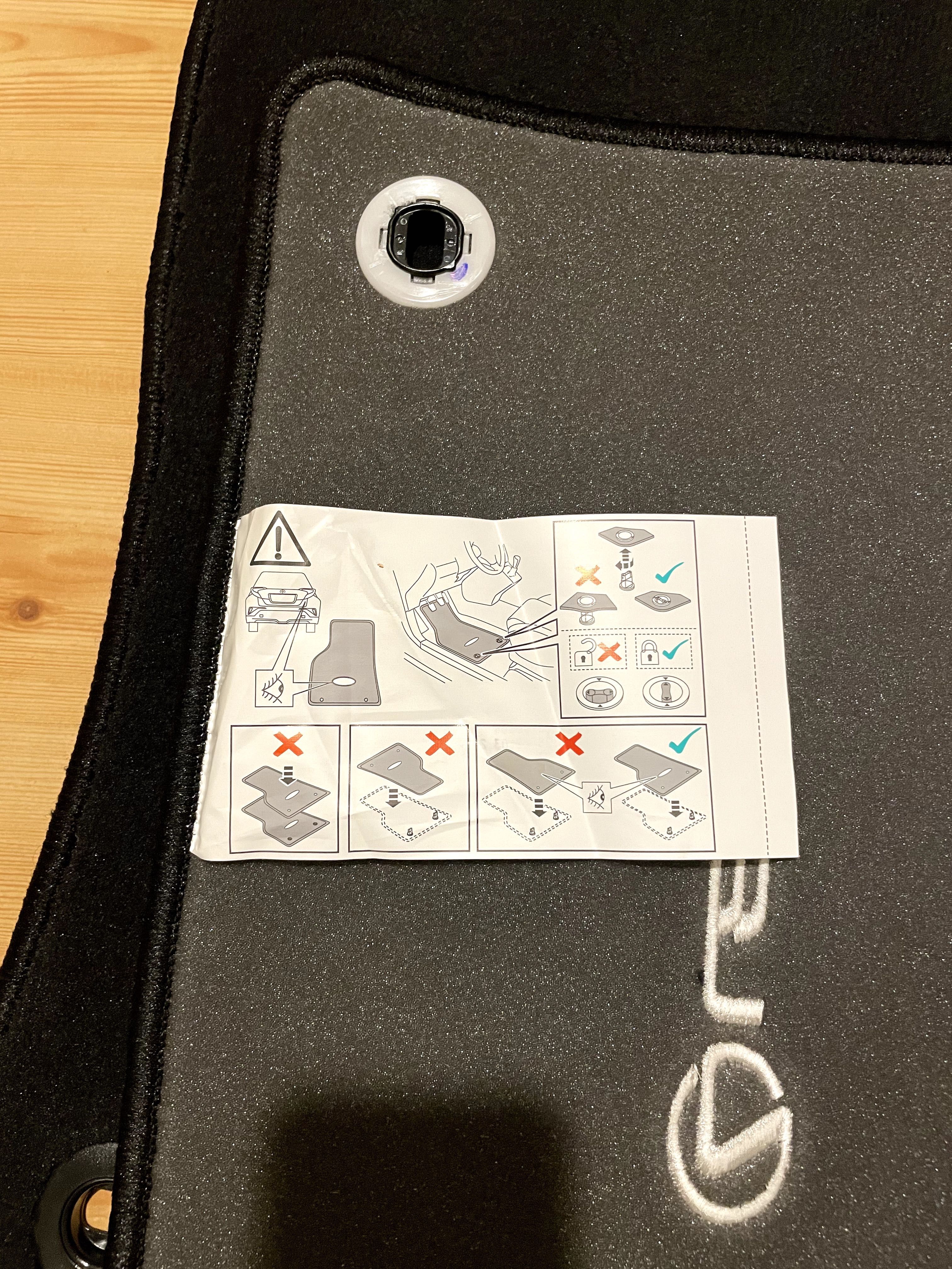 Nowe dywaniki welurowe do Lexusa UX