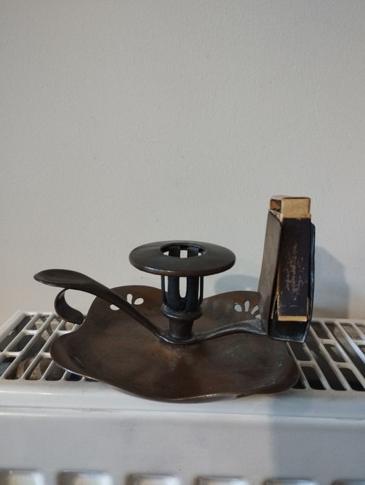 Stary świecznik miedziany z rączką i uchwytem na zapałki