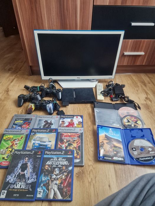 Konsola PlayStation 2 + TV TCL 24" + Gratisy-> 4 pady,  11 gier