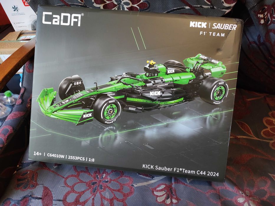 Zestaw klocków CaDA F1 Kick Sauber w skali 1:8 - Nowy 2553 el. 70cm