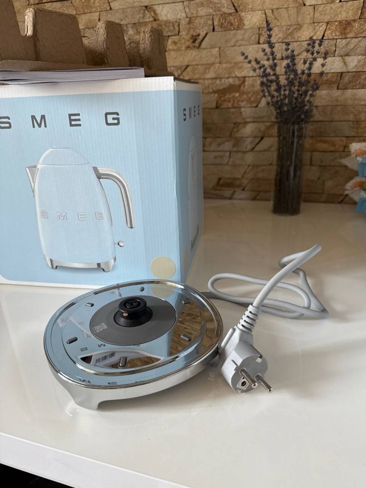 Чайник SMEG кремового кольору