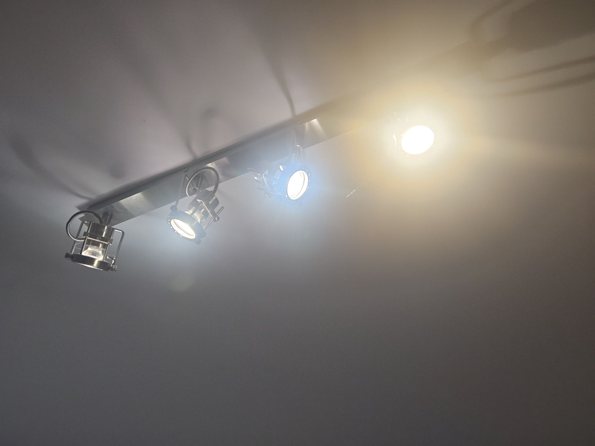Lampa listwa srebrna sufitowa ruchome klosze