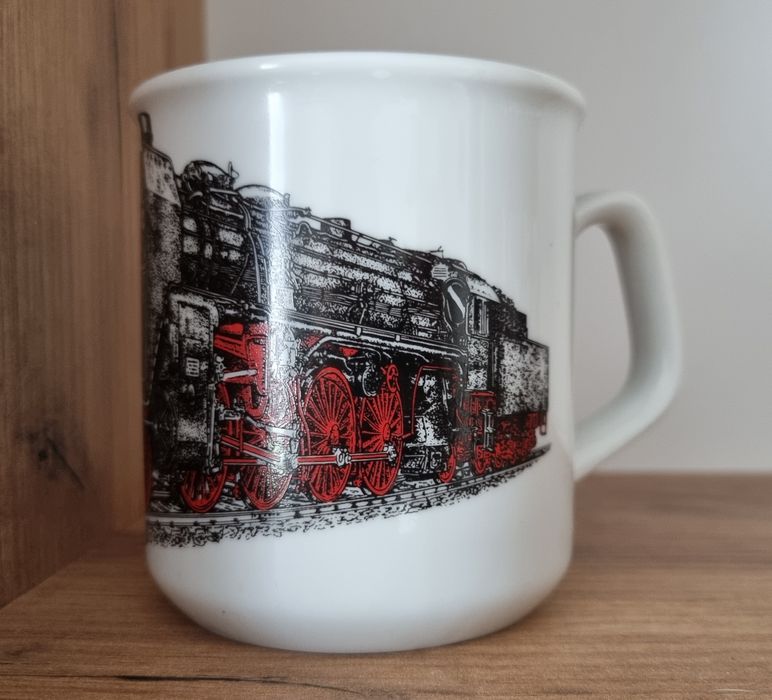 Kubek z pociągiem lokomotywą