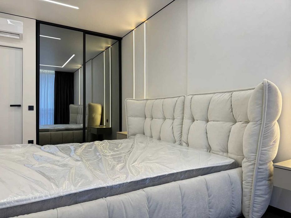 Сучасна двокімнатна в центрі