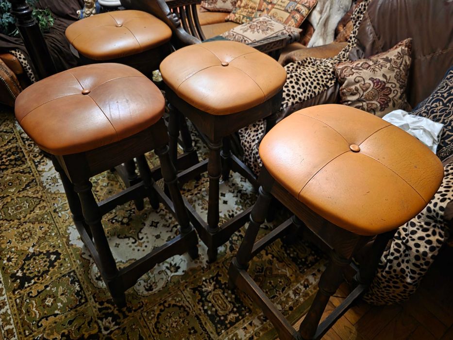 Bar em madeira maciça com 4 bancos altos