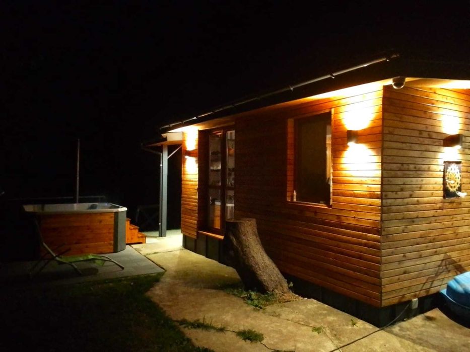 Domek z Jacuzzi nad Jeziorem Rożnowskim nocleg, relaks, cisza,