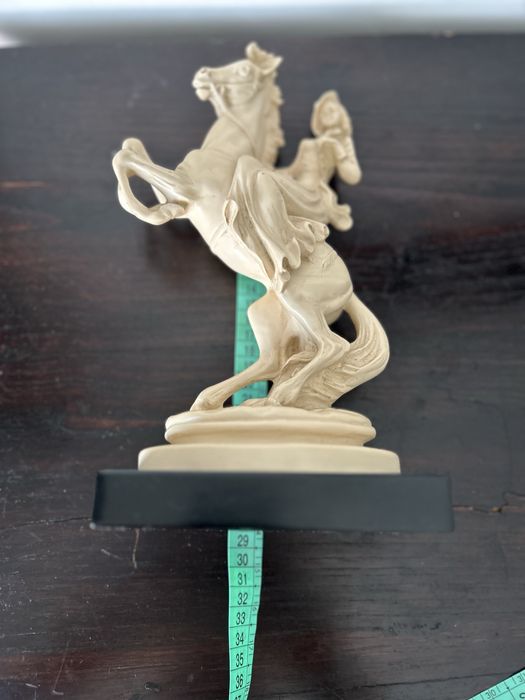 Estátua de cavaleira antiga a cavalo.