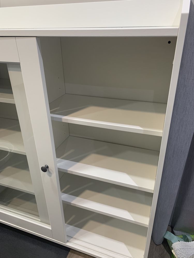 Cristaleira branca Ikea