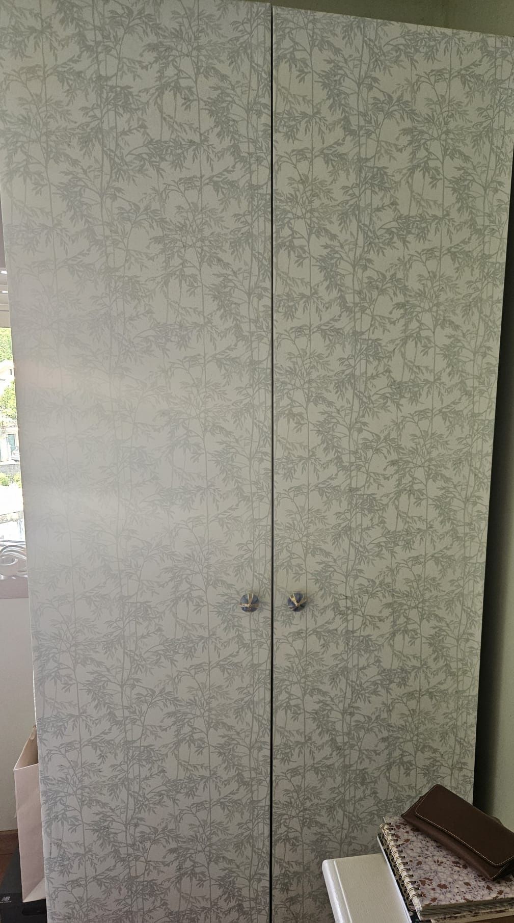 Quarto com cama Guarda roupa e mesinha