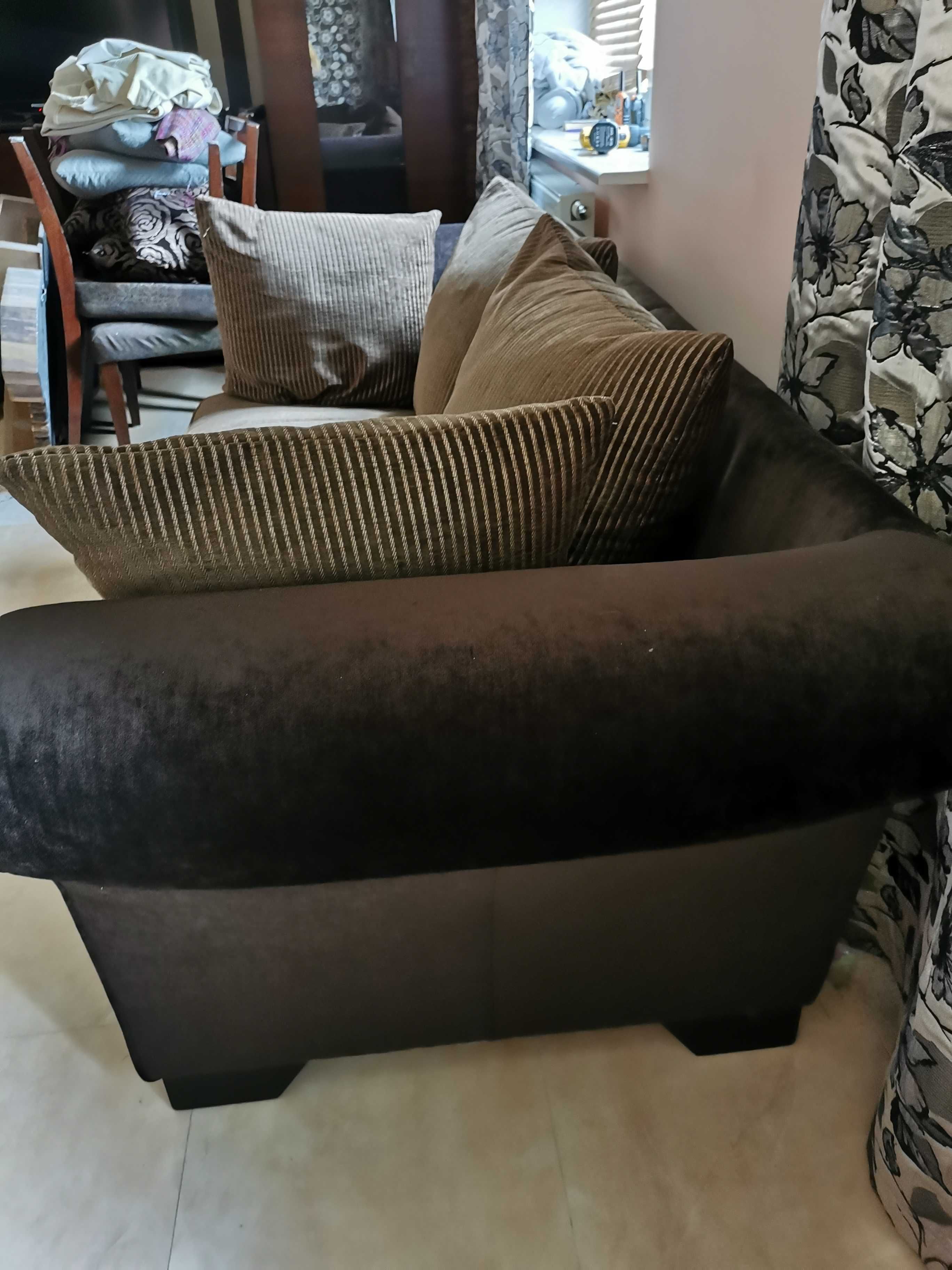 Zestaw mebli do salonu – sofa z poduchami i fotel