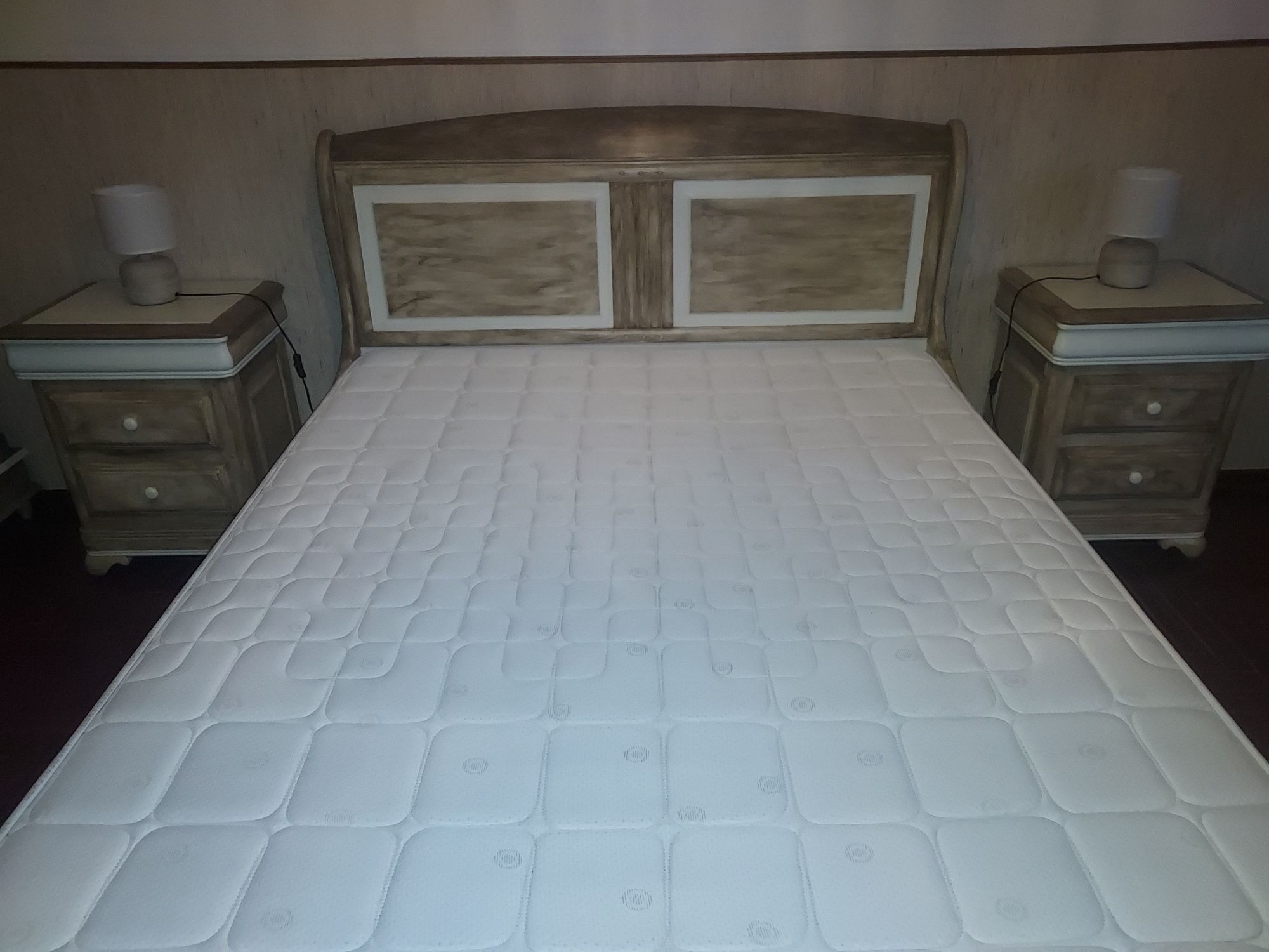 Cama de casal  e mesas de cabeceira madeira maçica