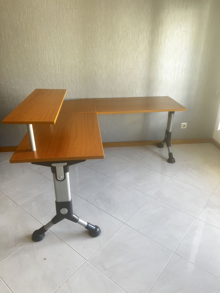Secretaria em L com prateleira