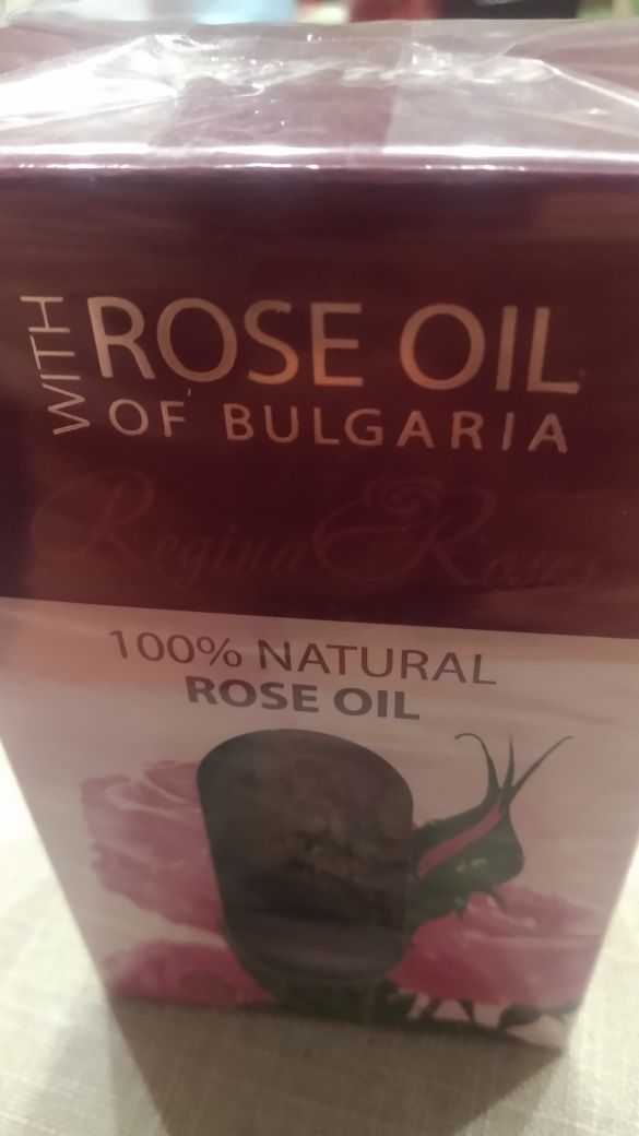 100 % naturalny olejek eteryczny z płatków róży damasceńskiej.