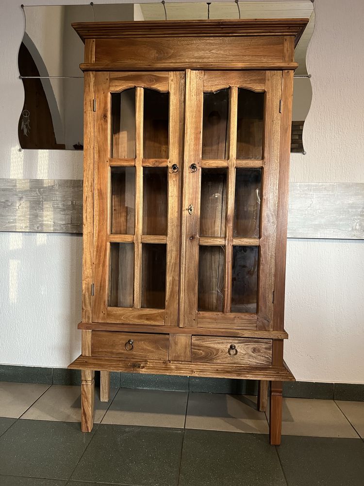 Kolonialna witryna z drewna tekowego