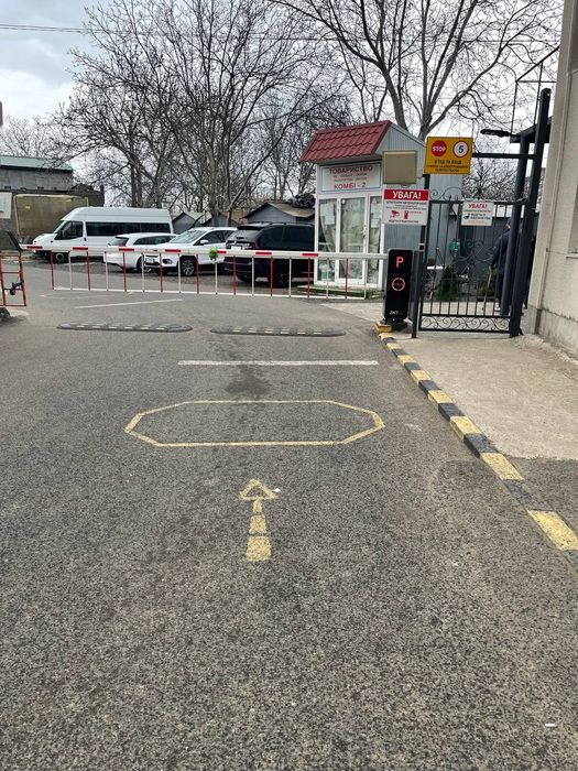 Кам'яний гараж з документами на стоянці з охороною по вул. Ак. Сахаров