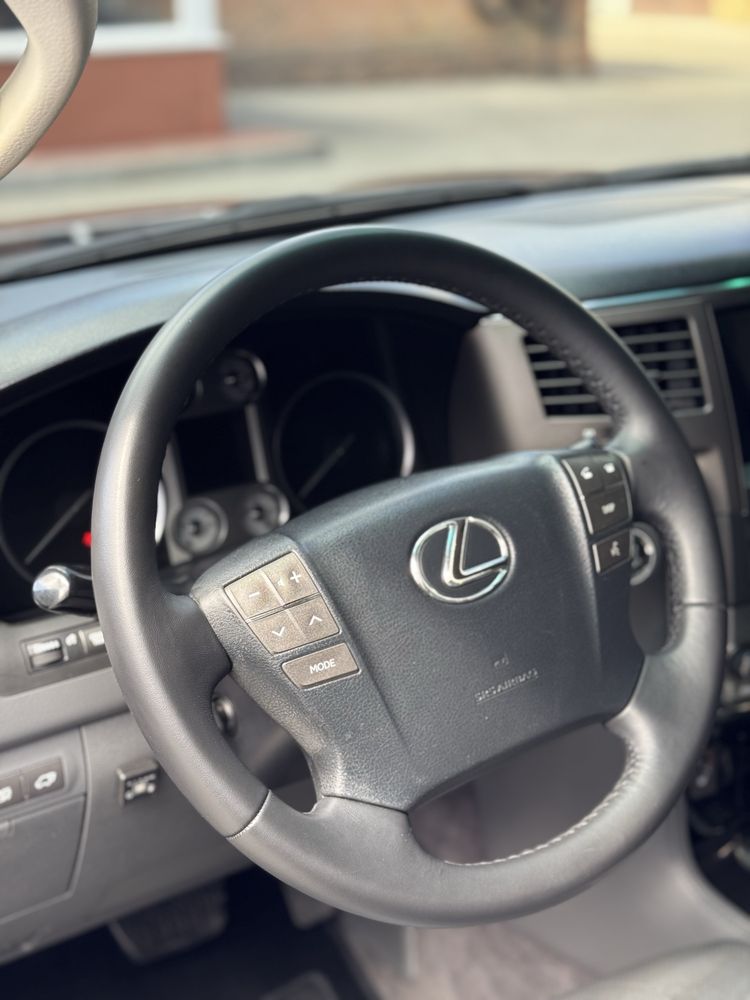 Lexus LX 570 5.7 газ/бензин black edition
