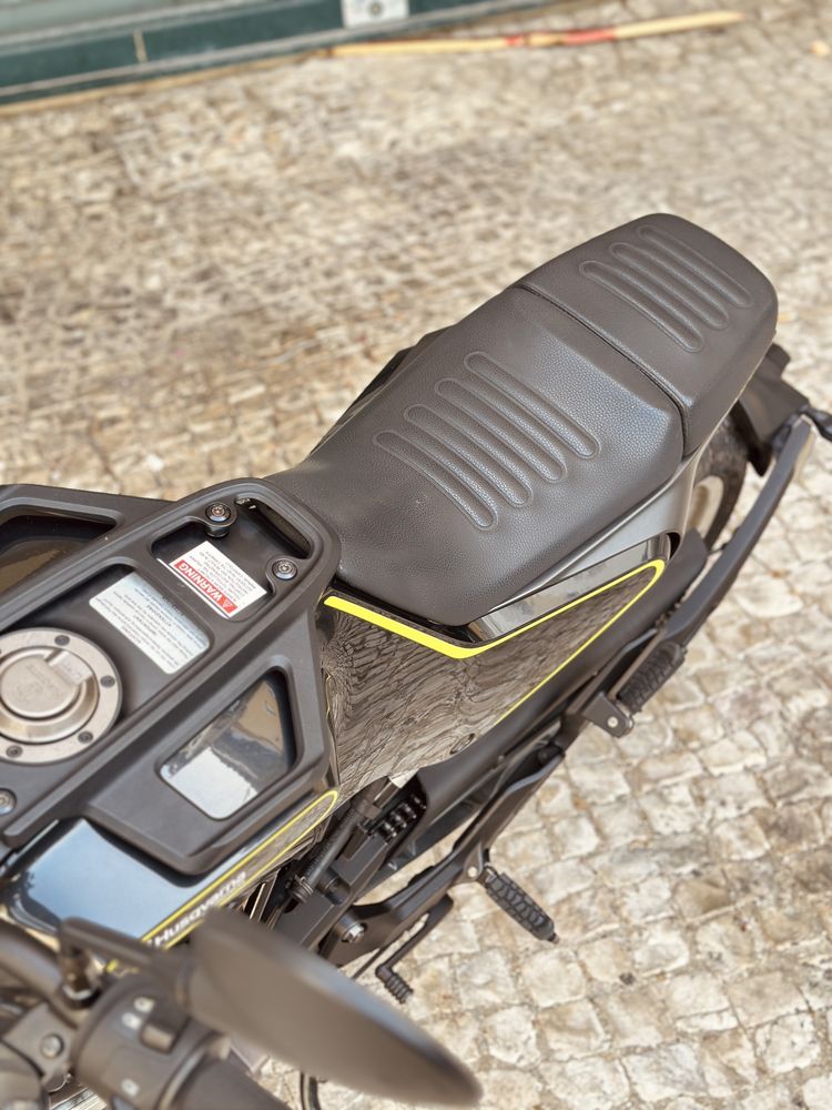 Husqvarna Svartpilen 401 de 2018 - Impecável