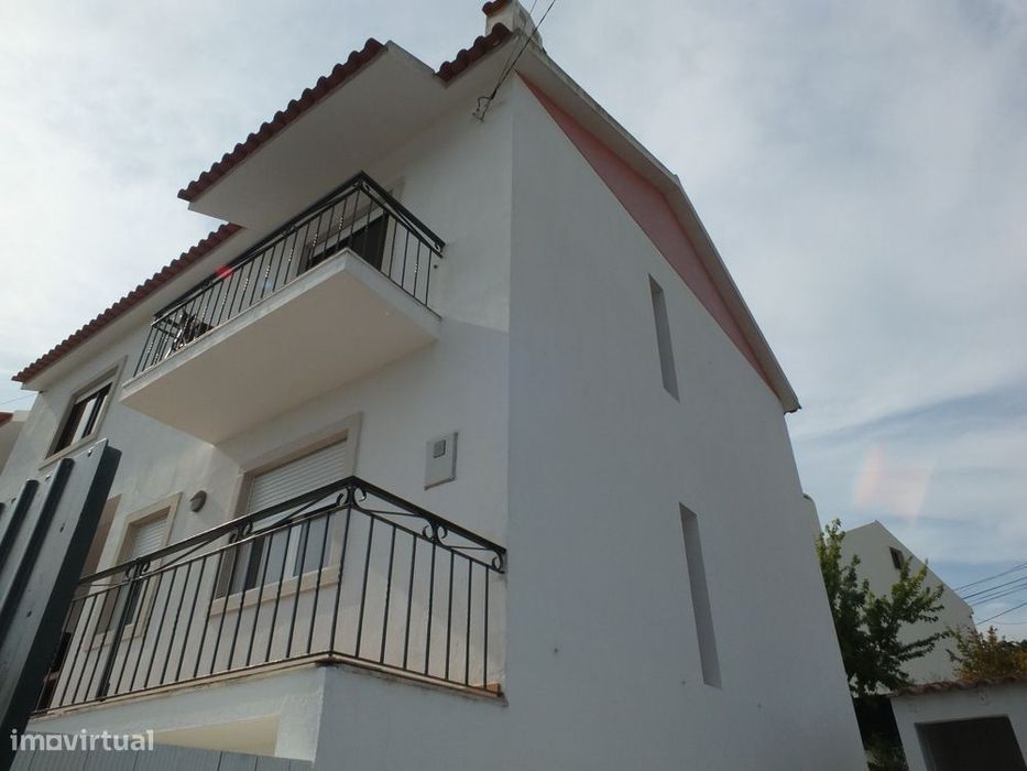 Moradia T3 com logradouro junto à Praia de São Julião