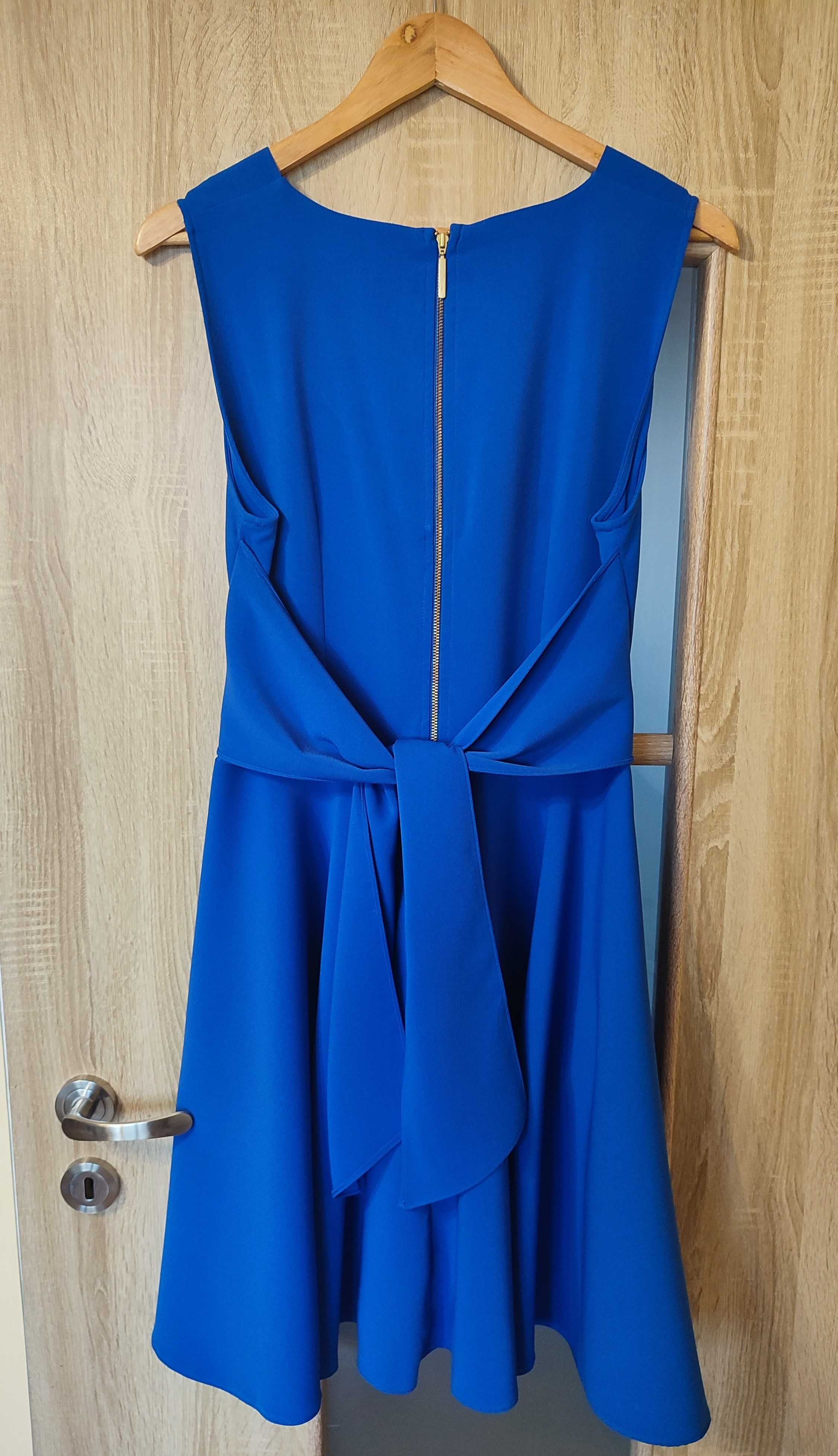 Elegancka niebieska sukienka z kopertowym dekoltem Closet London