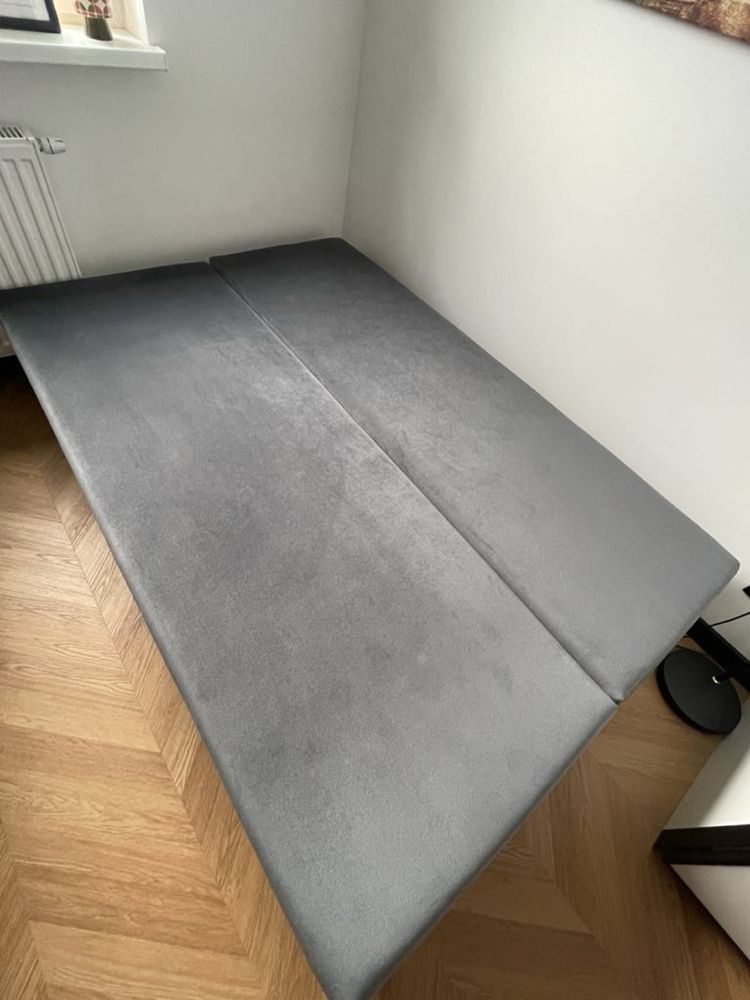 Sofa w kolorze popielatym