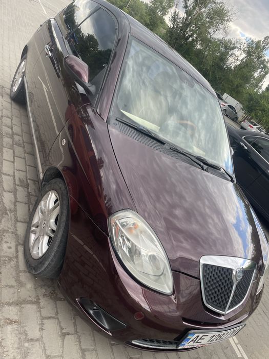 Lancia ypcilon женская машина