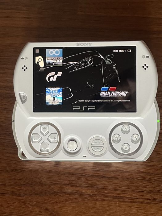 PSP Go Branca com carregador e cartão de memória