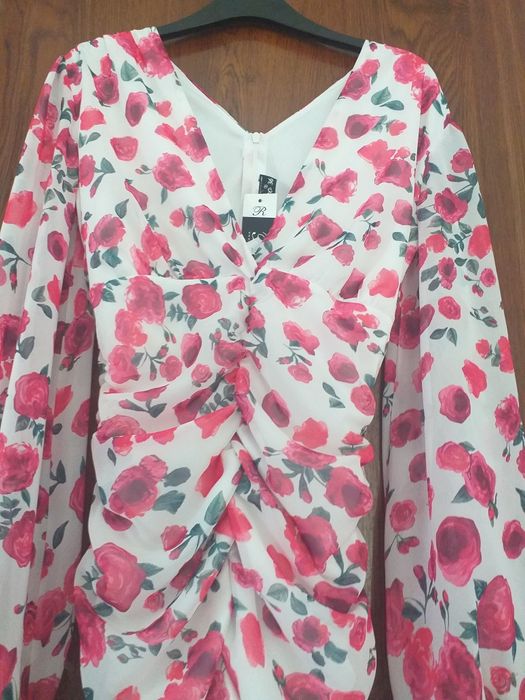 Elegancka, krótka, marszczona sukienka w kwiaty, rozmiar S