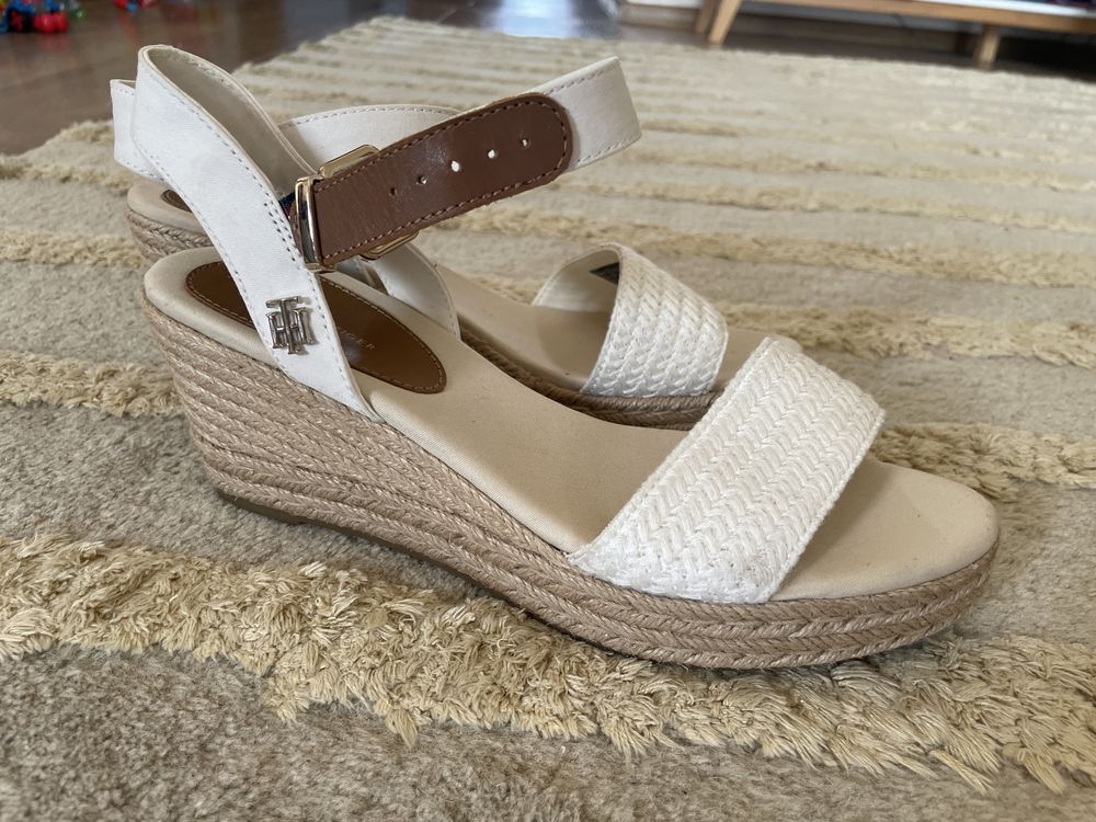 Sandały na koturnie Hilfiger